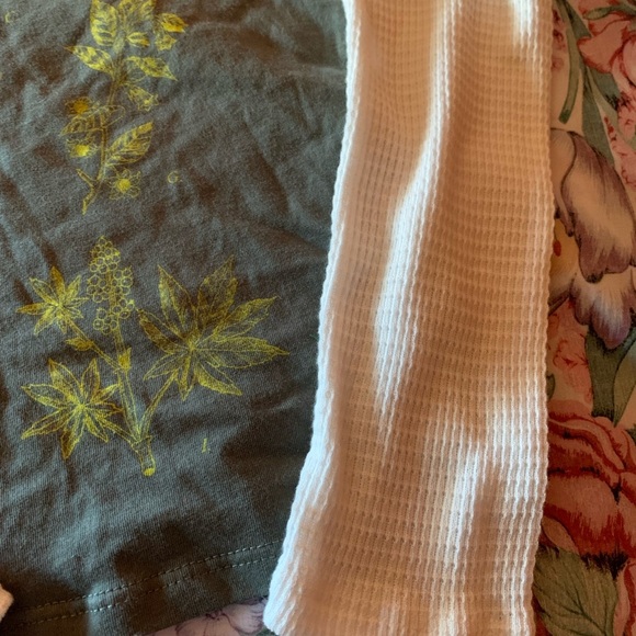 Kids Green Long Sleeve Shirt with White Sleeves Size Small - Picture 5 of 16